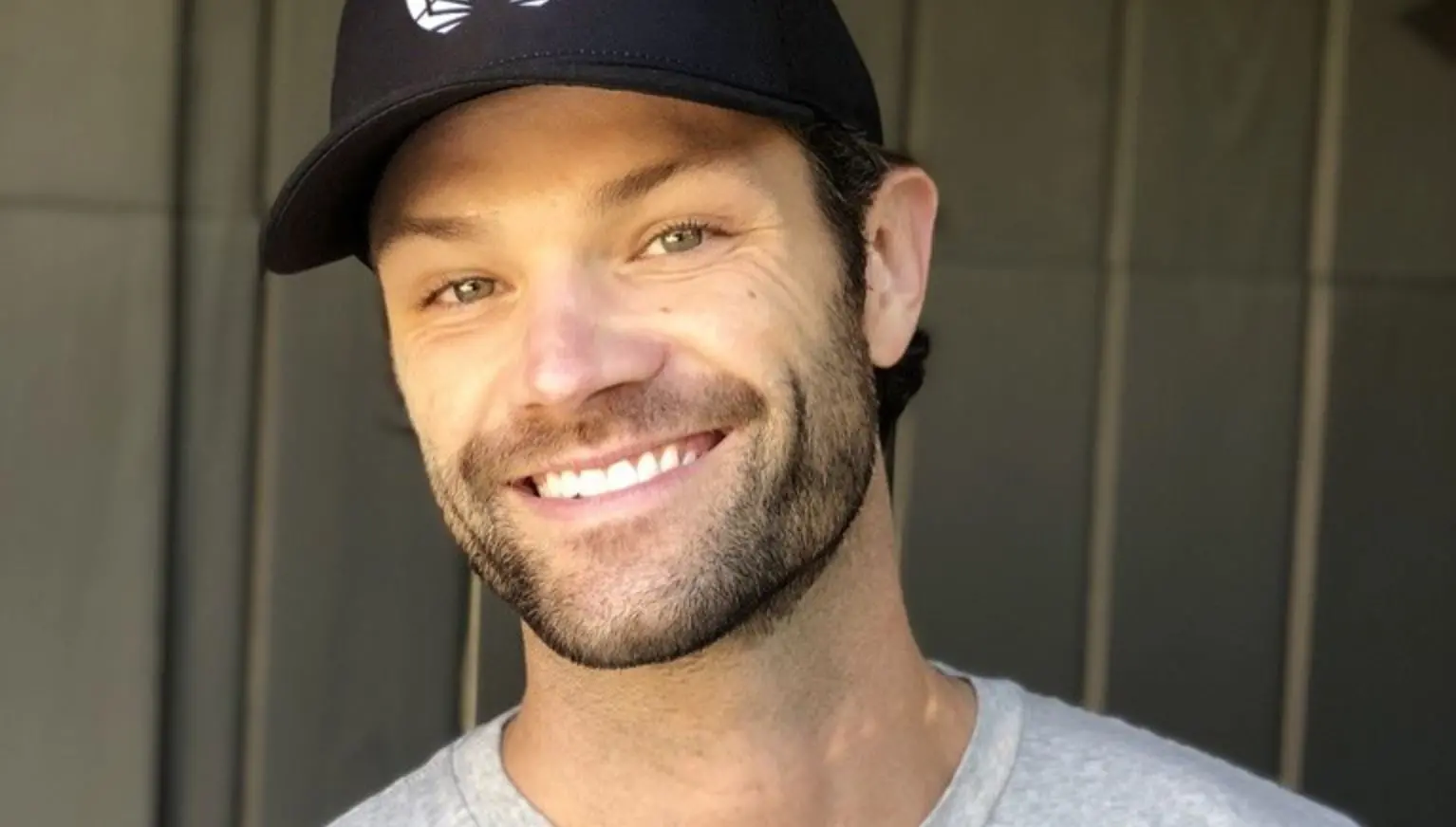 Imagem da notícia: Jared Padalecki, ator de 'Supernatural', sofre acidente grave de carro