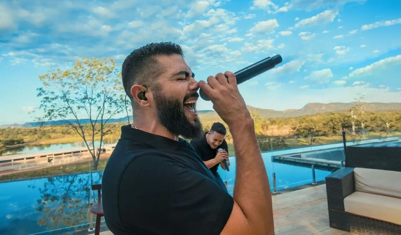 Imagem da notícia: Henrique chora ao ouvir música de Marília Mendonça em festa de casamento do sertanejo Juliano