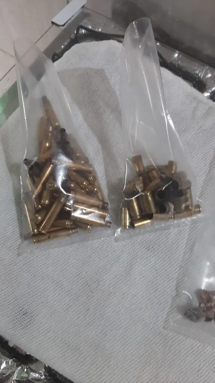 Imagem da notícia: Casal é executado com tiros de fuzil e pistola dentro de casa em Cascavel