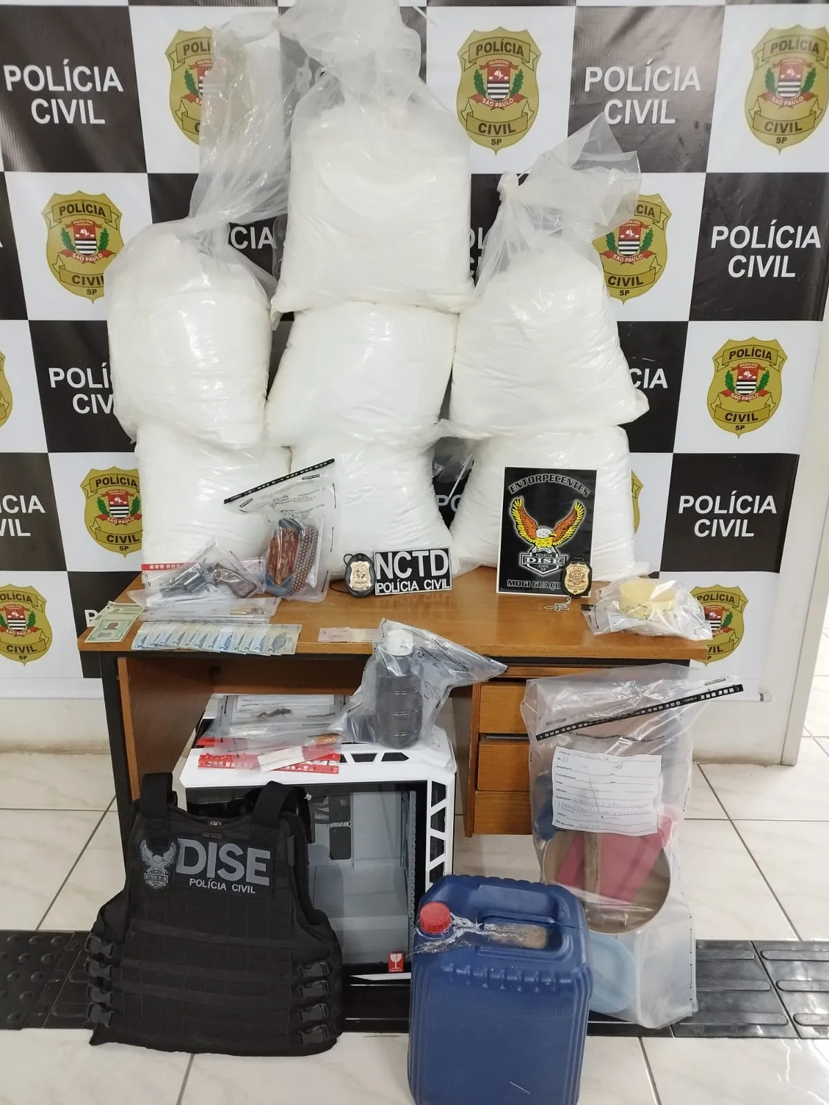 Material aprendido na prisão de criminoso mais procurado do Ceará