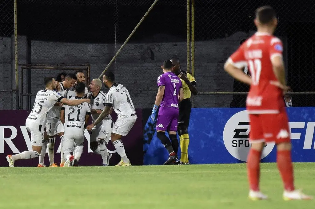 Imagem da notícia: Análise: Ceará vence a 3ª na Sul-Americana e dois jogos seguidos no Castelão são trunfo por vaga