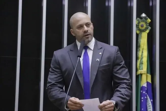 Imagem da notícia: Daniel Silveira vai à Câmara dos Deputados sem tornozeleira eletrônica após indulto de Bolsonaro