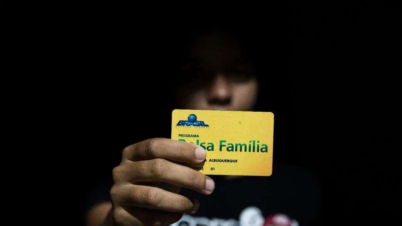 Imagem da notícia: Governo quer trocar cartões do Bolsa Família por novos do Auxílio Brasil; entenda