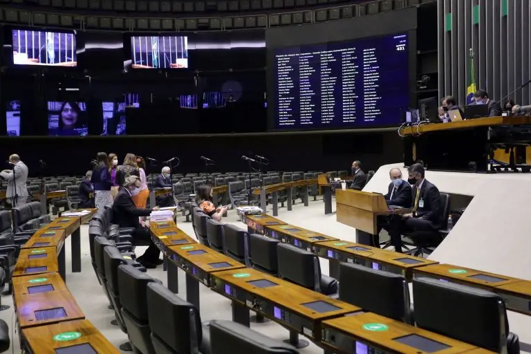 Imagem da notícia: Auxílio Brasil: Valor permanente de R$ 400 é aprovado pela Câmara; MP segue para Senado
