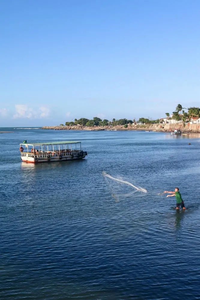 Imagem da notícia: Guia para se divertir na Barra do Ceará: polo gastronômico, passeio de barco e práticas esportivas