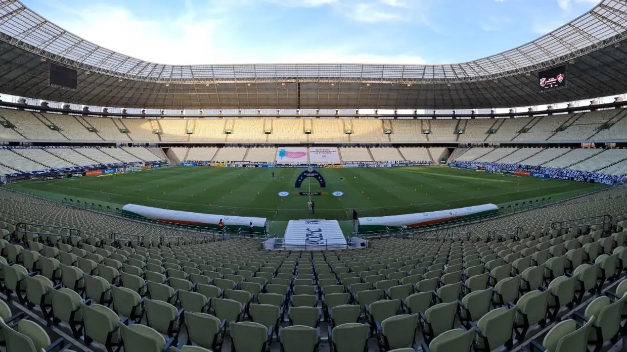 Torcedor com rádio no ouvido em estádio