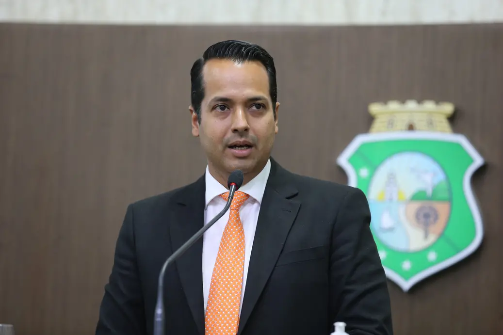 Imagem da notícia: Prefeito de Caucaia não esconde migração para base governista e defende nome de Izolda Cela