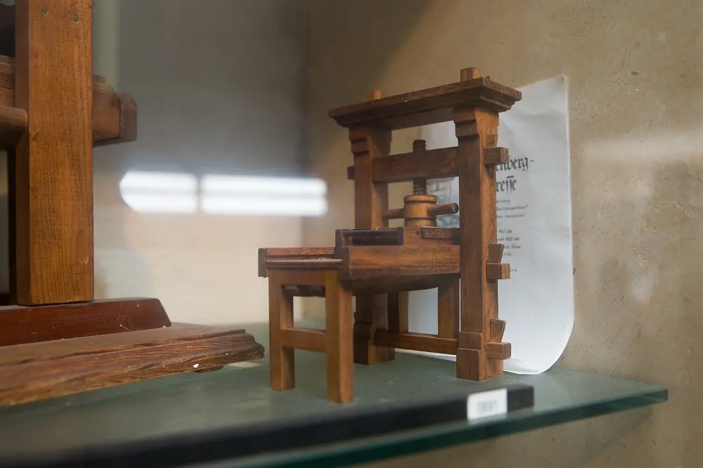 Réplica em miniatura da prensa de Gutenberg (1400-1468)