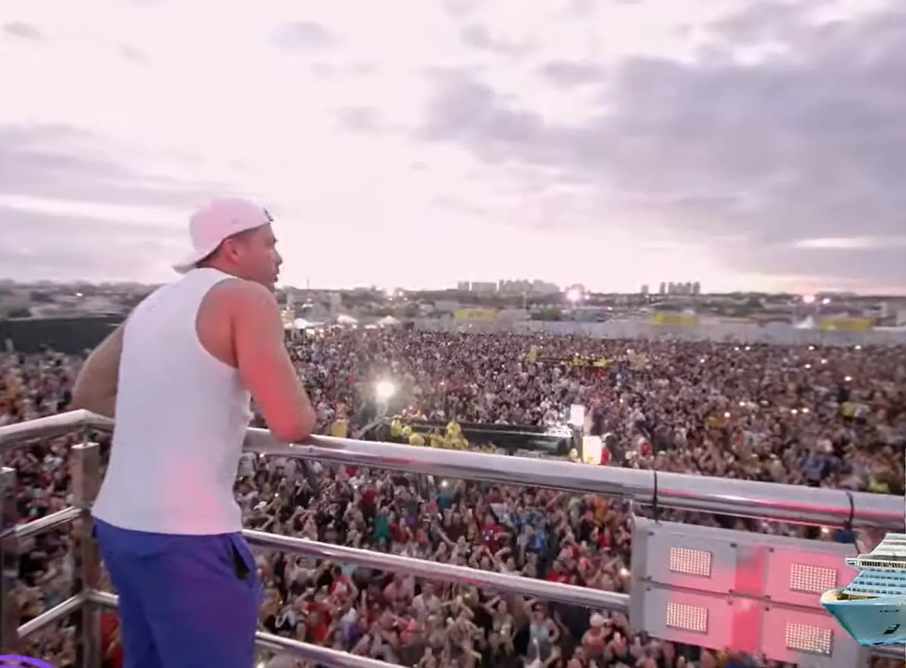 Imagem da notícia: Wesley Safadão surpreende público e leva trio elétrico para dentro do Garota Vip Fortaleza 2022 
