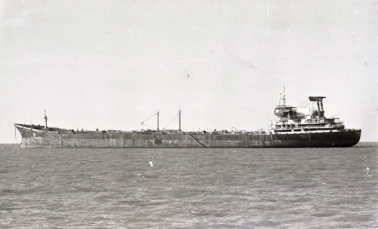 Imagem da notícia: Mara Hope: navio encalhado em Fortaleza há 37 anos perdeu 70% do tamanho original; veja fotos
