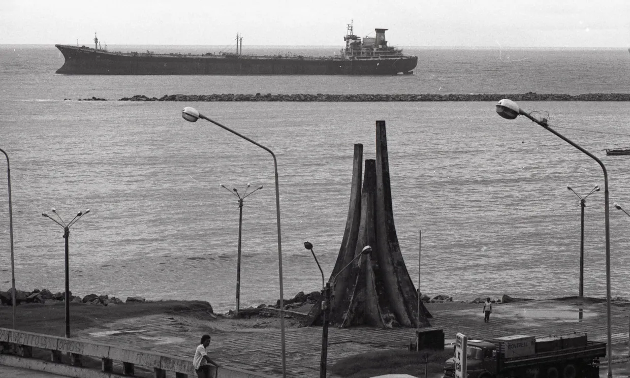 Vista do navio a partir da orla, na década de 1980.