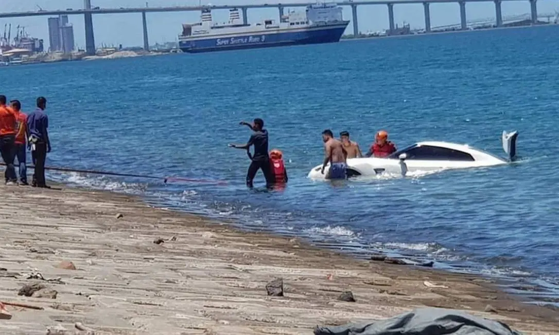Imagem da notícia: Motorista esquece de puxar freio de mão e veículo de R$ 600 mil cai no mar; veja vídeo 