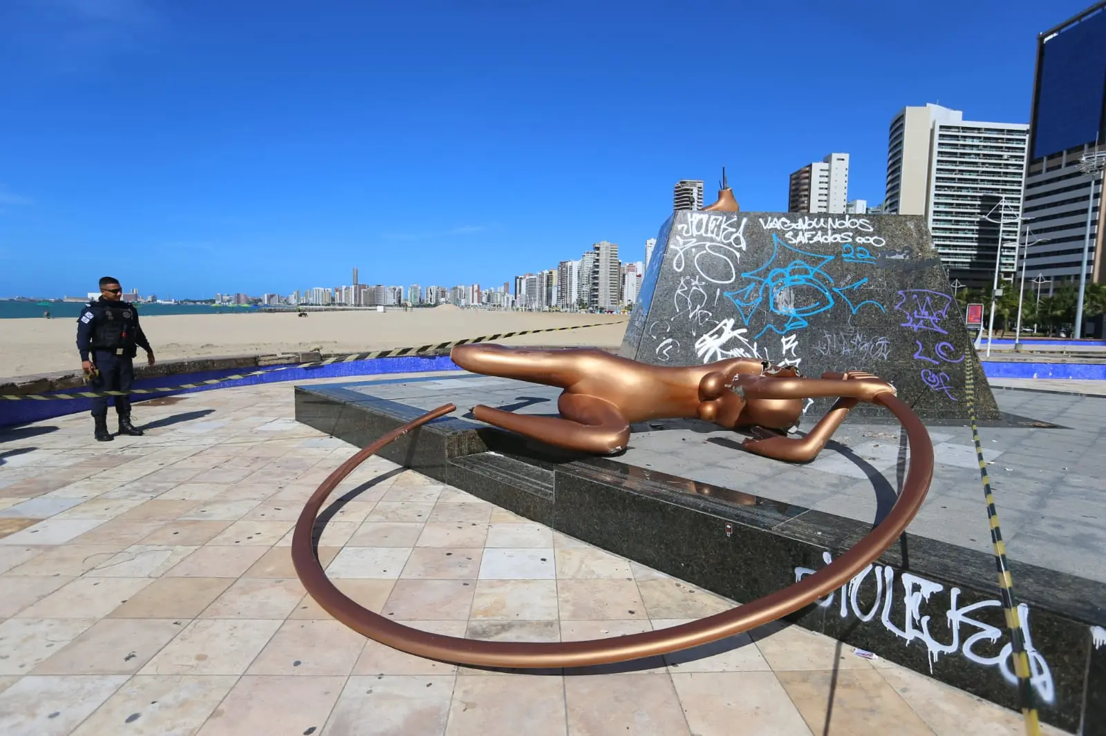 Imagem da notícia: Estátua da Iracema Guardiã cai na Praia de Iracema