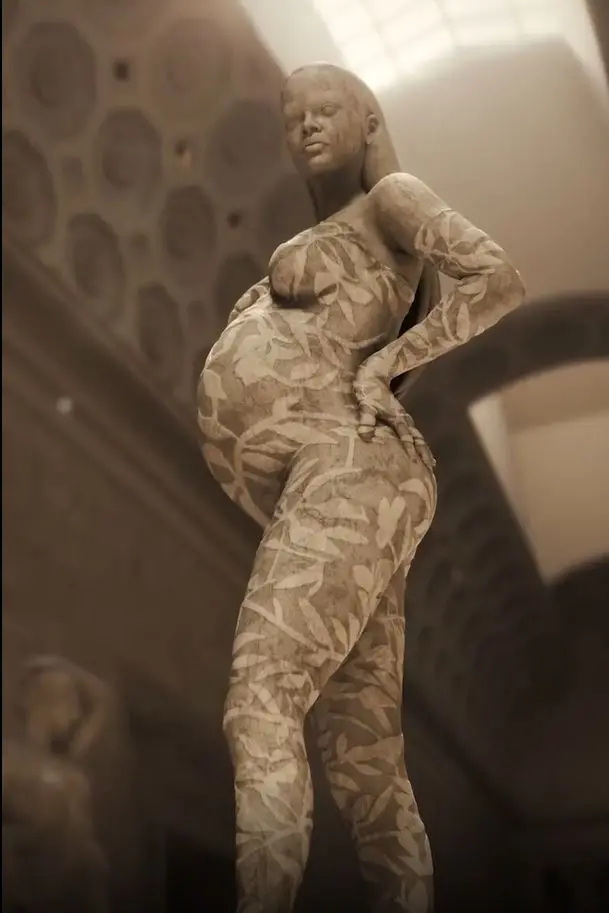 Imagem da notícia: Met Gala 2022: grávida, Rihanna ganha homenagem de estátua em mármore