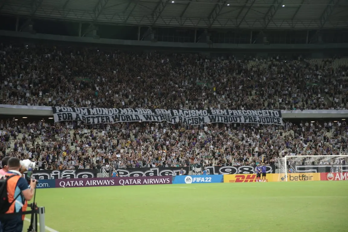 Imagem da notícia: Torcida do Ceará exibe faixa contra o racismo em jogo da Sul-Americana