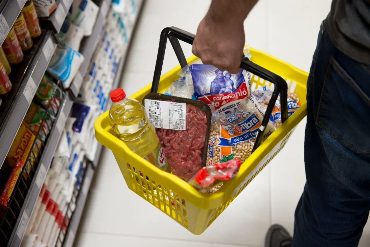Imagem da notícia: Inflação reduz poder de compra de cearenses: 'volto do supermercado só com umas sacolinhas' 