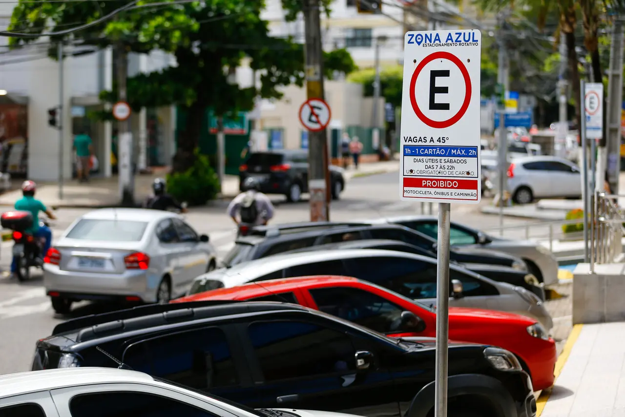 Imagem da notícia: Zona Azul de Fortaleza: conheça regras, multas e aplicativos para estacionar