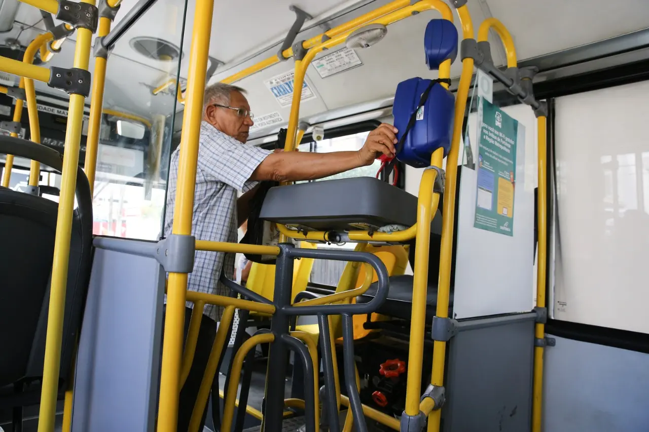 Idoso em ônibus