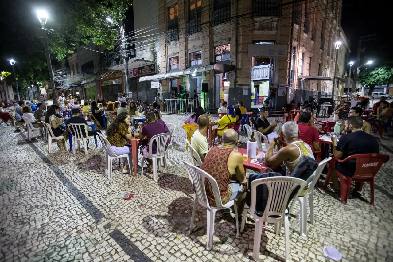 Imagem da notícia: Como a Praça dos Leões em Fortaleza tornou-se espaço de alegria nas noites do Centrão 