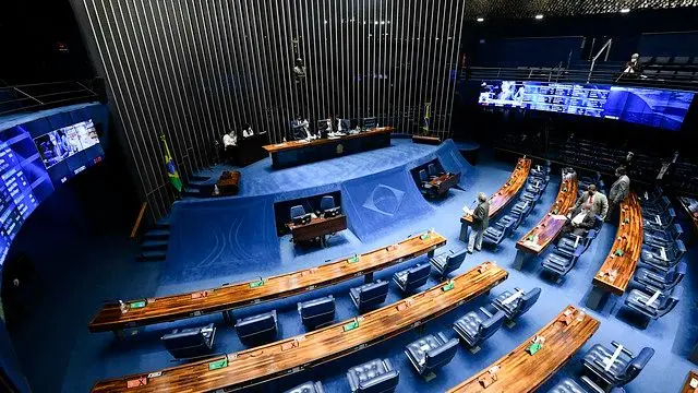 Imagem da notícia: Auxílio Brasil: Senado aprova benefício permanente no valor de R$ 400; projeto vai a sanção