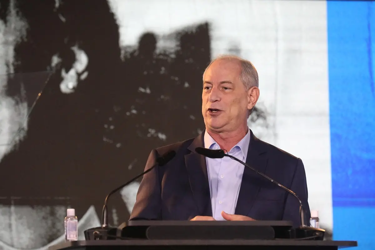 Imagem da notícia: Ciro Gomes ataca Coco Bambu e mobiliza reações de Eduardo Bolsonaro a vereadores de Fortaleza