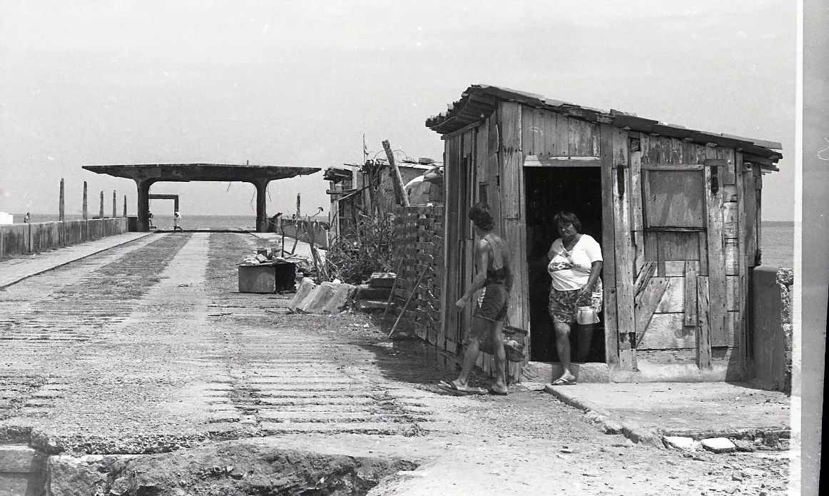 Moradias erguidas na Ponte do Poço da Draga em 1991