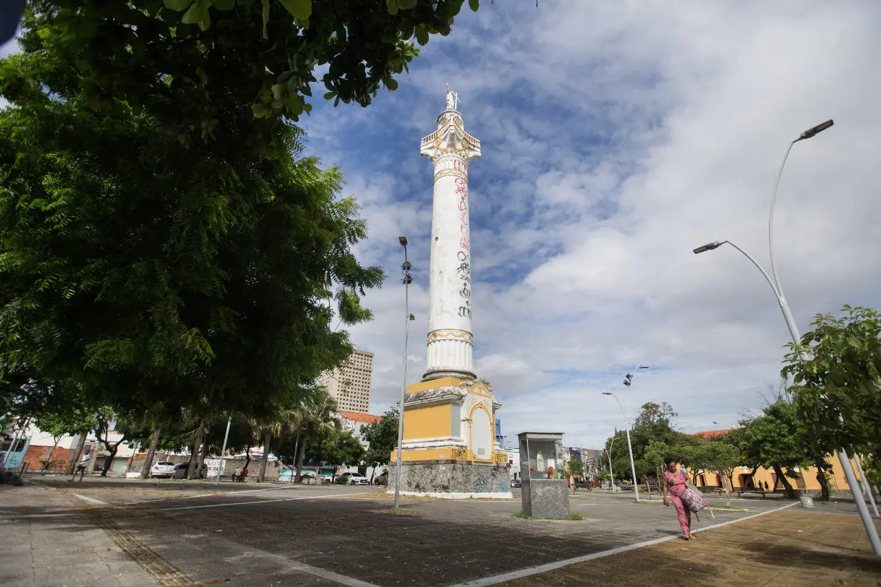 Imagem da notícia: ‘Cápsula do tempo’ pode estar escondida há 100 anos em monumento de praça em Fortaleza