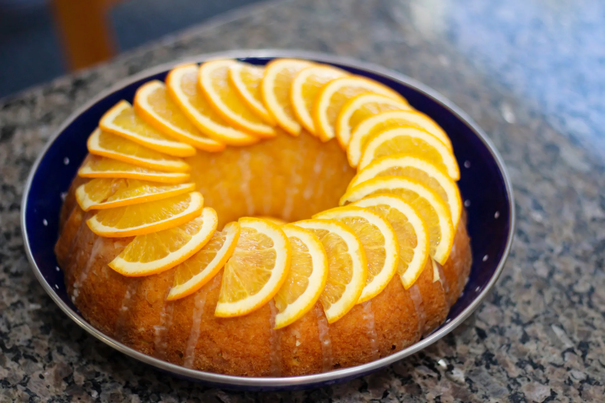 Decore com rodelas de laranja e algumas raspas de limão