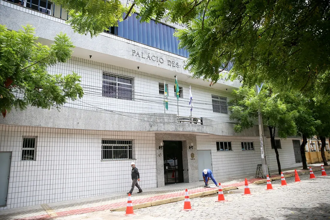Imagem da notícia: TRE-CE retoma julgamento da cassação de prefeita e vice de Nova Russas na terça (10)