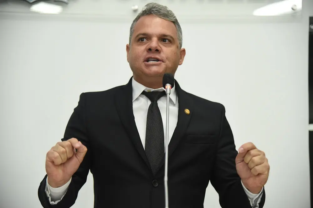 Imagem da notícia: Bolsonaristas miram liderança do PL e articulam destituir aliada de Sarto na Câmara de Fortaleza