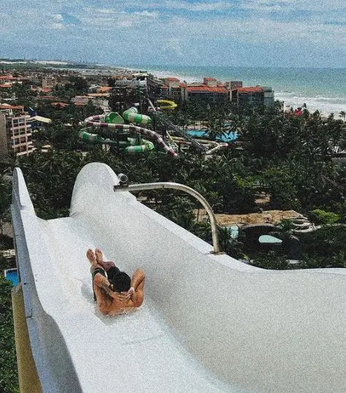 Imagem da notícia: Caio Castro compartilha momentos com namorada em parque aquático no Ceará