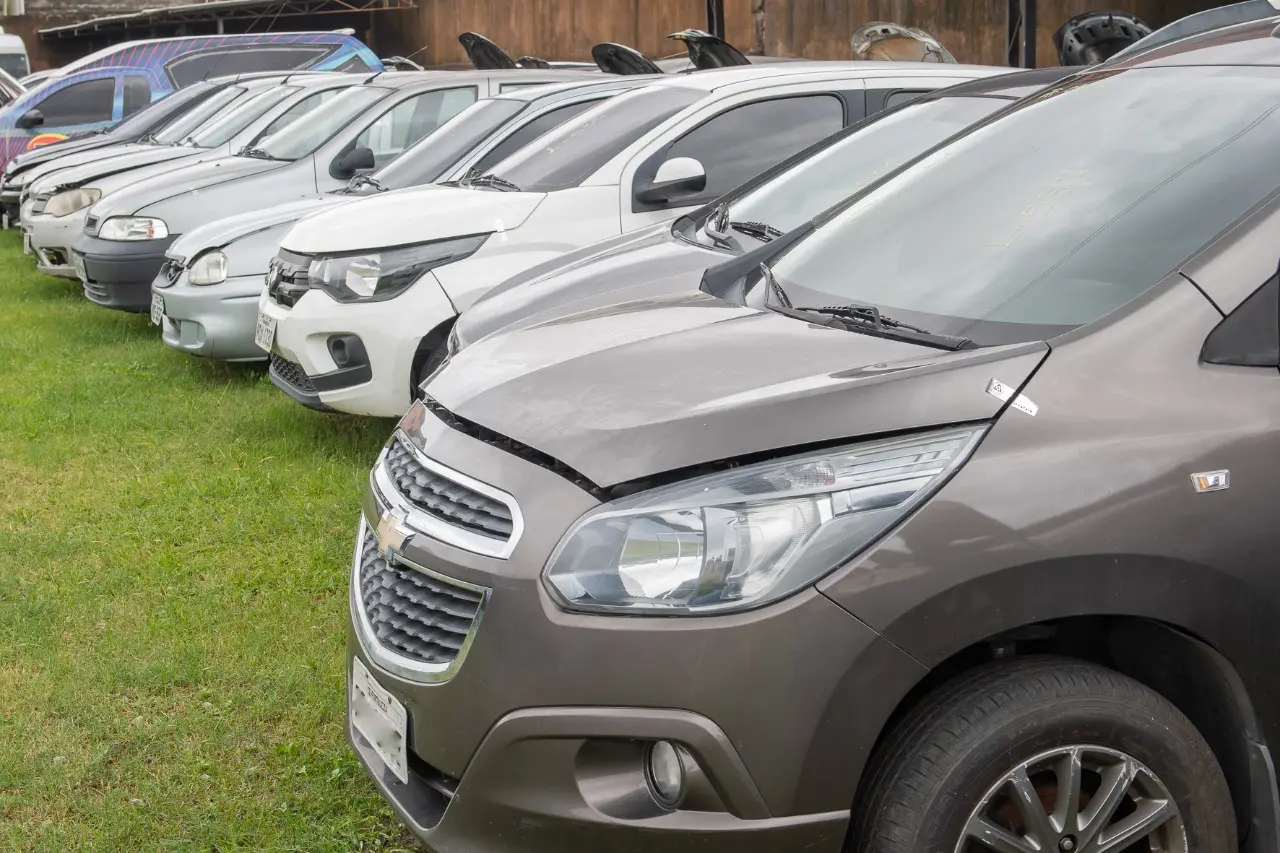 Imagem da notícia: Detran-CE realiza leilão de 760 lotes de carros, motos e sucatas com lances de até R$ 2,5 mil