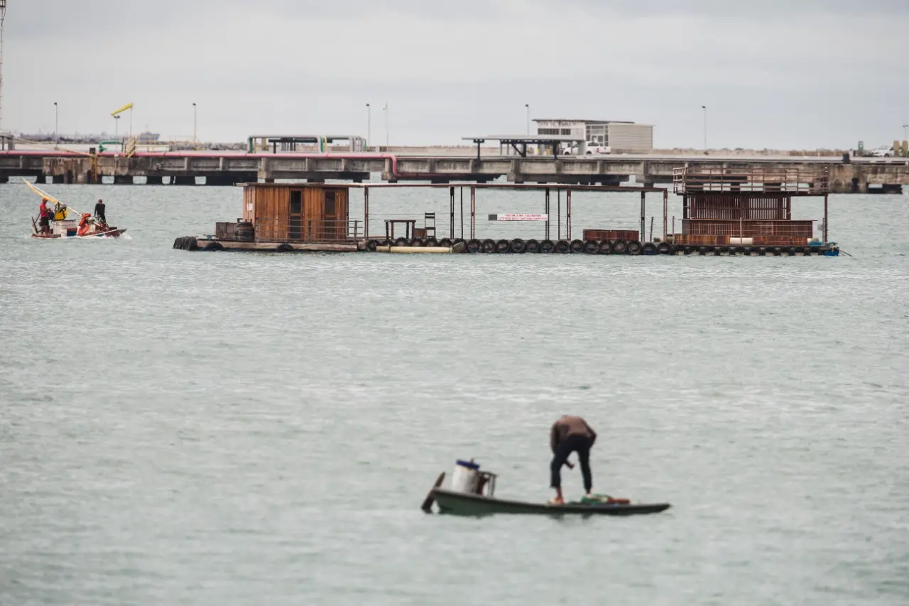 Imagem da notícia: Plataforma flutuante é construída no mar do Mucuripe e aguarda regularização da Marinha para uso 