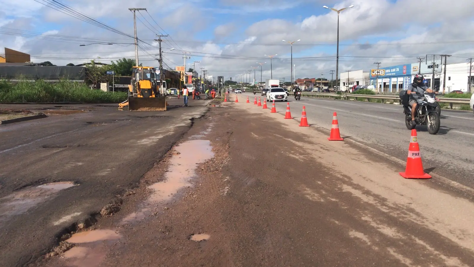 Imagem da notícia: Trecho da BR-116 é interditado para reparos no asfalto próximo ao Anel Viário; veja acessos 