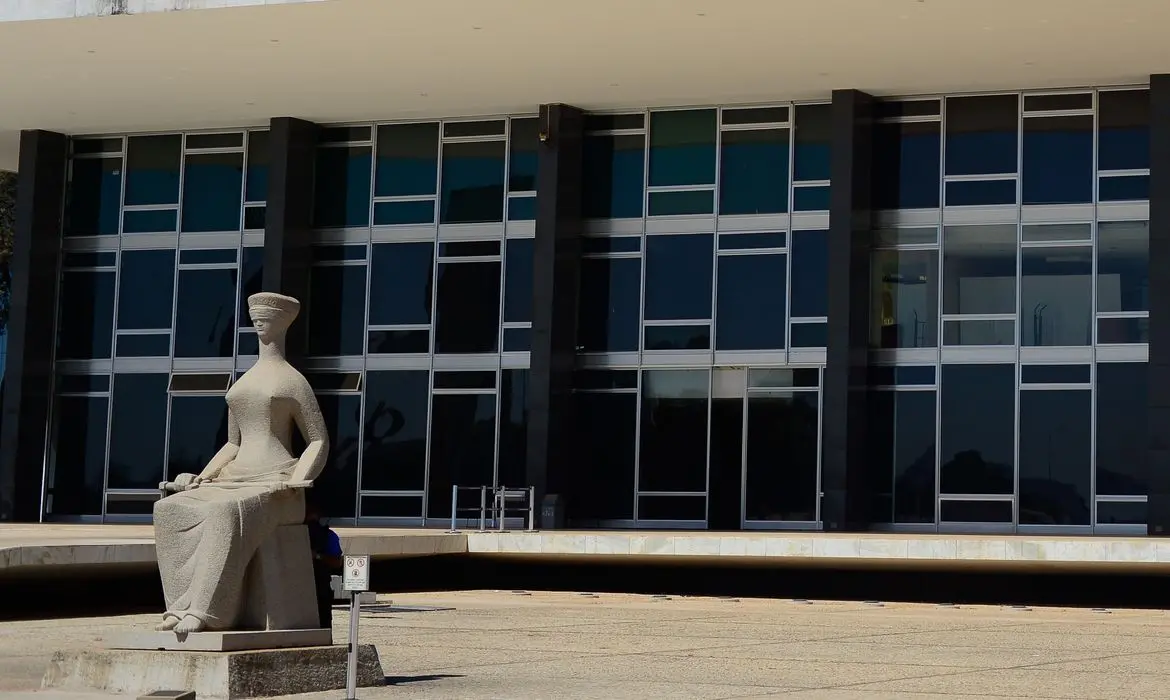 Imagem da notícia: Servidores que são pais solo têm direito a licença-paternidade de 180 dias, decide STF
