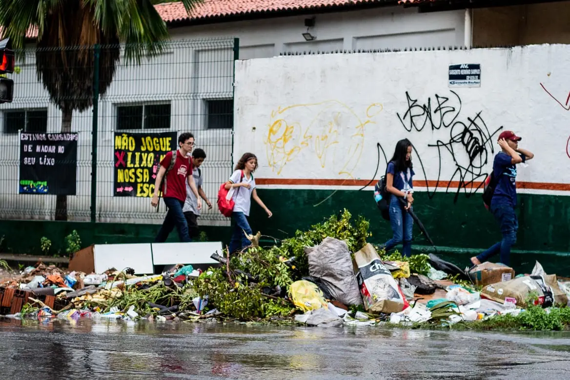 Imagem da notícia: Com frente poluída, escola de Fortaleza apela em cartazes para população parar de jogar lixo na área