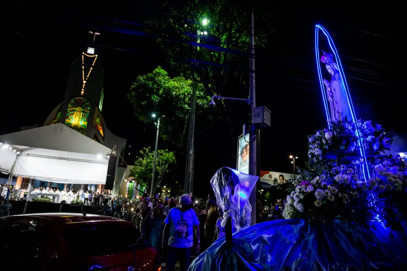 Imagem da notícia: Fiéis festejam Nossa Senhora de Fátima em procissão; veja imagens