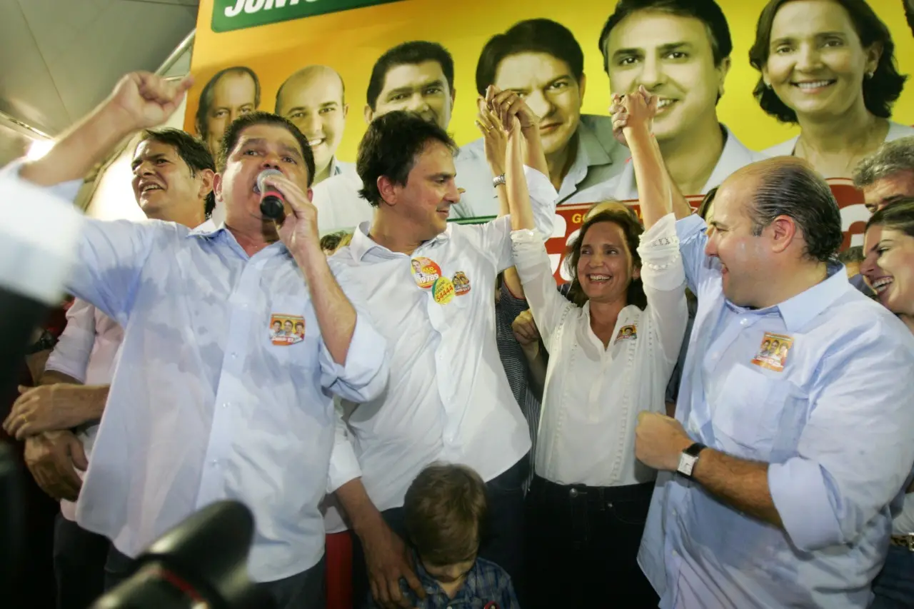 Imagem da notícia: Camilo sai em defesa de Izolda após presidente do PDT minimizar força eleitoral da governadora