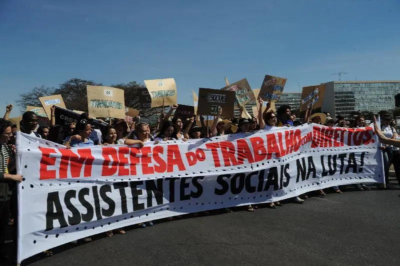 Imagem da notícia: Dia do Assistente Social: projetos que criam piso salarial estão parados no Congresso Nacional