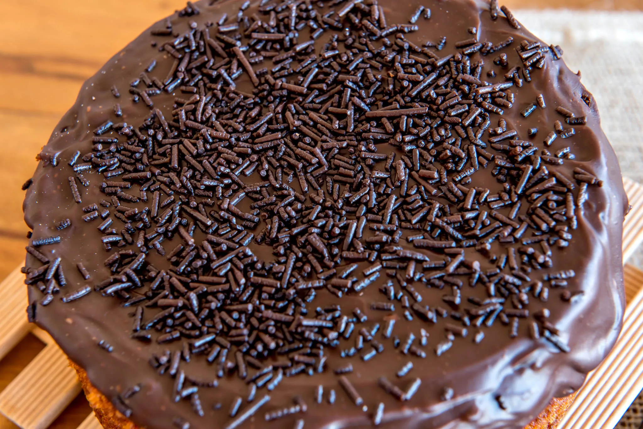 Sobre a cobertura é usado chocolate granulado para confeitar a receita