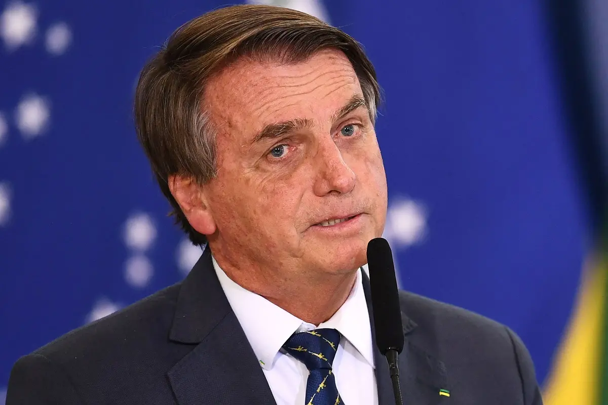 Imagem da notícia: Bolsonaro diz que 'pretende' sancionar piso salarial da enfermagem