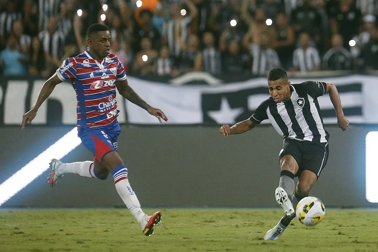 Zagueiro Marcelo Benevenuto, do Fortaleza, tenta cortar bola do jogador do Botafogo