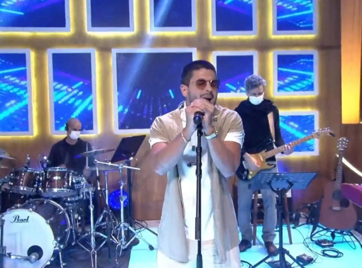 Imagem da notícia: Arthur Aguiar é criticado nas redes sociais após cantar nova música no 'Encontro'