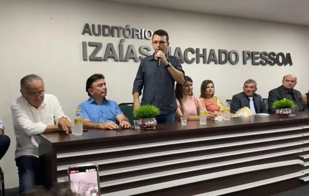 Imagem da notícia: Em Coreaú, prefeito cassado afronta o TRE e faz discurso político na posse do substituto