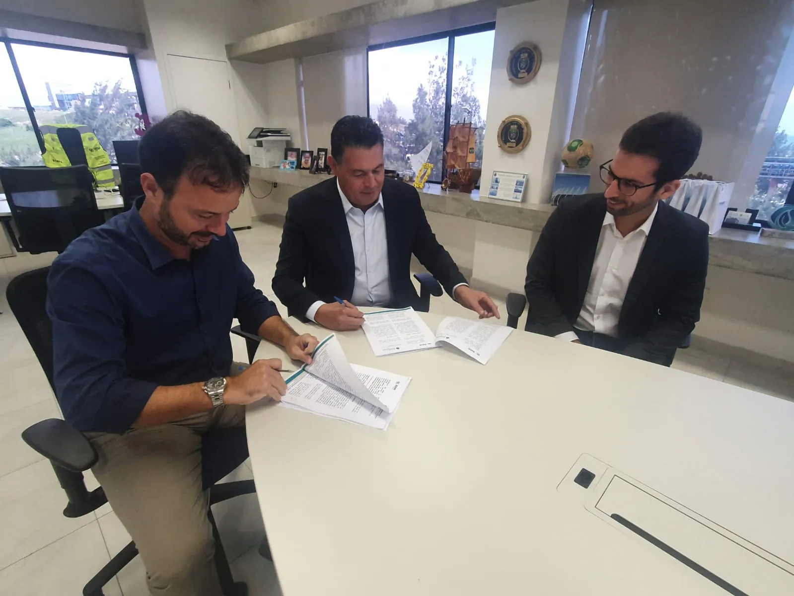 Executivos assinaram contrato nesta terça-feira (17)