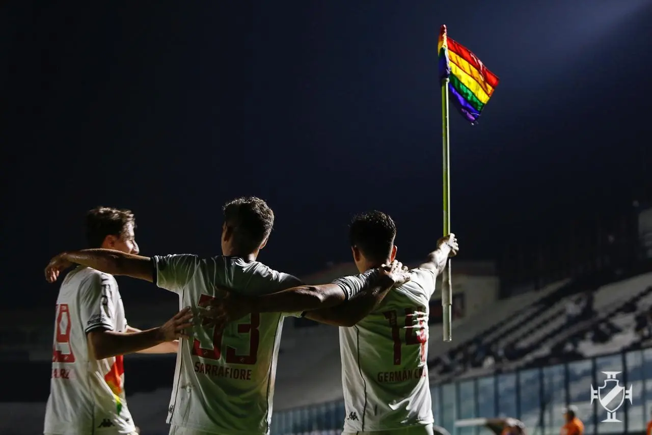 Imagem da notícia: Times brasileiros manifestam apoio ao Dia Internacional de combate à LGBTfobia; veja postagens