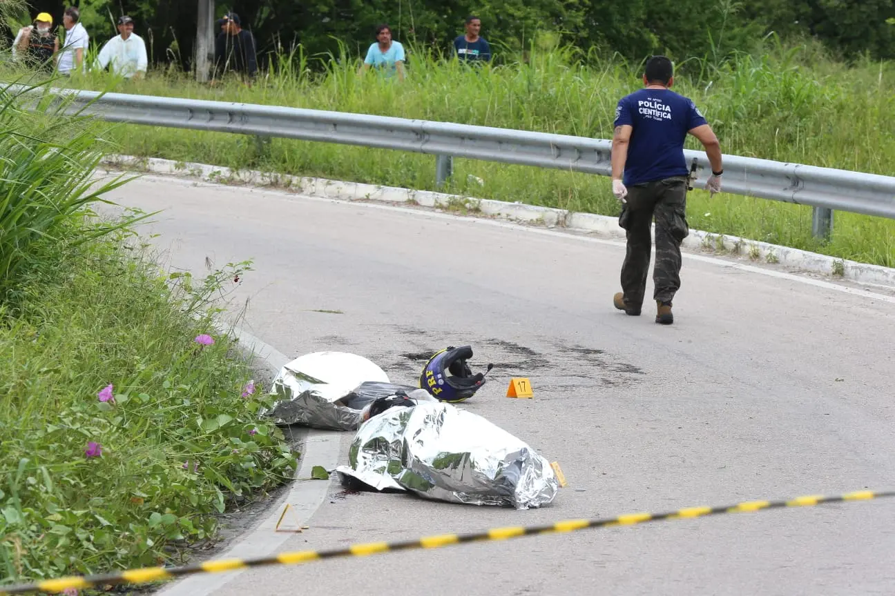 Imagem da notícia: Dois policiais rodoviários federais são mortos a tiros em viaduto na BR-116, em Fortaleza