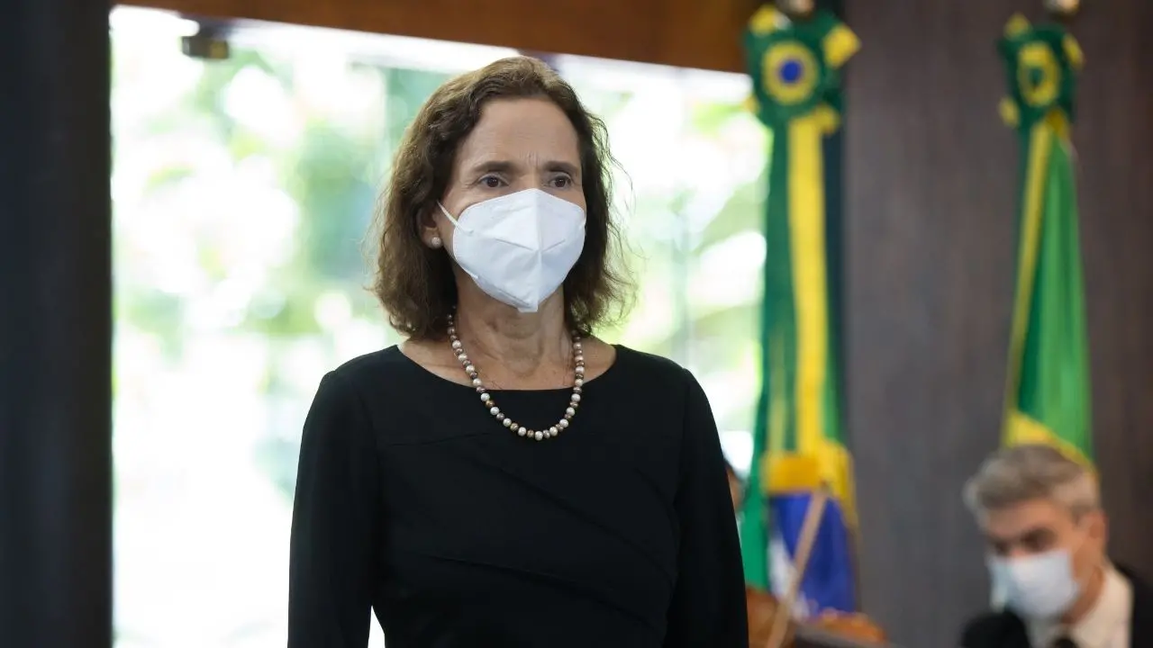 Imagem da notícia: Izolda anuncia redução do ICMS dos combustíveis no Ceará 