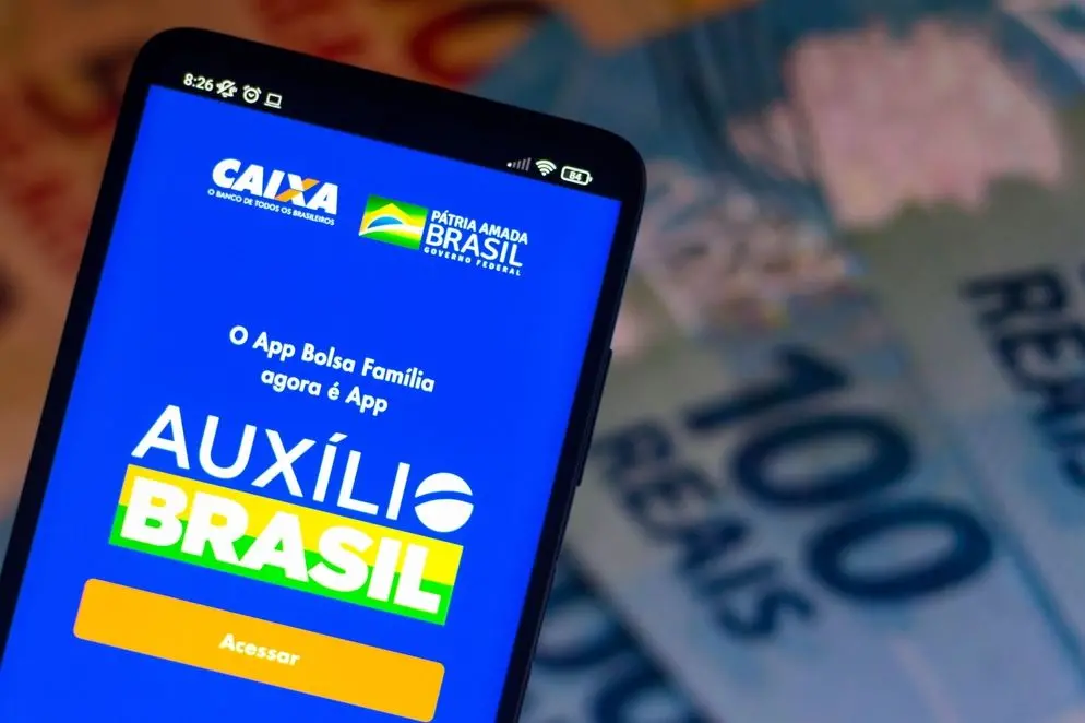 Imagem da notícia: Auxílio Brasil permanente de R$ 400 é sancionado por Bolsonaro