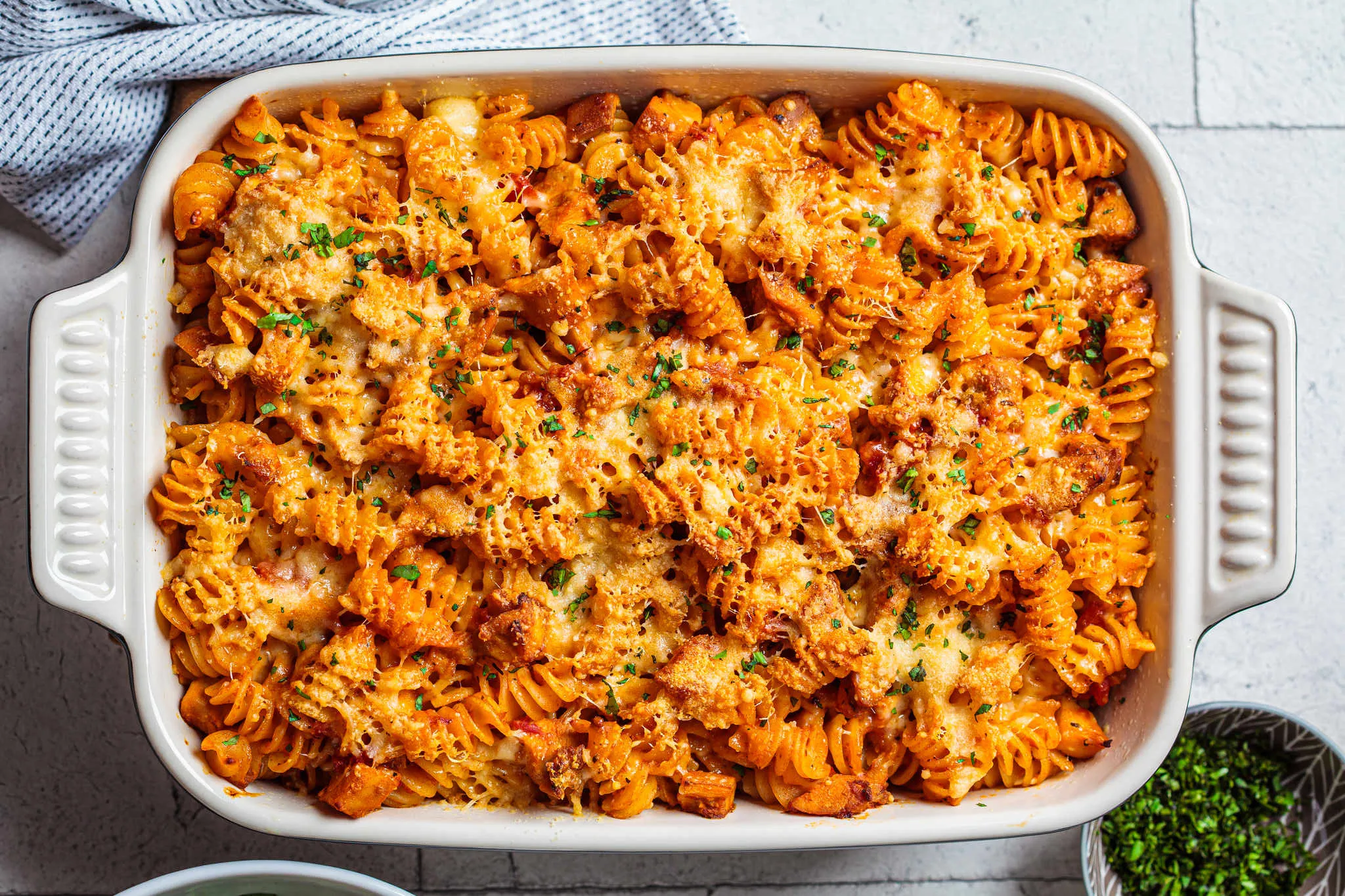 Após cozinhar o macarrão, adicione a um refratário para derreter o queijo
